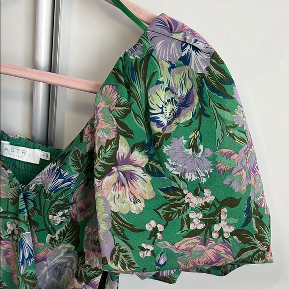 NWOT REVOLVE ASTR Floral Green Puff Sleeve Top Smocking,  Size M - Picture 4 of 9